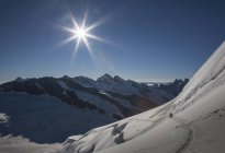 Schneebedeckte Berglandschaft mit weit entfernten Wanderern — Stockfoto