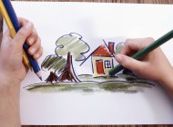 Primer plano de niño manos para colorear dibujo de la imagen - foto de stock
