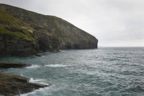Malerischer Blick auf felsige Klippen und Meer, Baumbestand, Kornwand, uk — Stockfoto