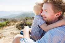 Reifer Mann und kleine Tochter umarmen, Calvi, Korsika, Frankreich — Stockfoto