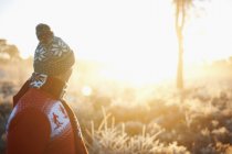 Mann in Winterkleidung blickt auf ländliche Szenerie — Stockfoto