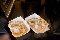 Vista close-up de dois saborosos pretzels doces em recipientes — Fotografia de Stock