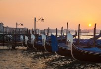 Rowboats docked in harbor during sunset — Stock Photo