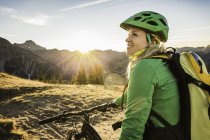 Ciclista che gode della vista della zona mountain bike, Kleinwalsertal, sentieri sotto Walser Hammerspitze, Austria — Foto stock