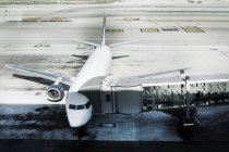 Veduta aerea dell'aereo in piedi su asfalto — Foto stock