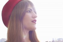 Retrato de mulher usando chapéu vermelho — Fotografia de Stock
