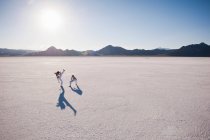 Erhabene Ansicht von zwei Frauen, die Capoeira auf den Bonneville Salt Flats, Utah, USA — Stockfoto