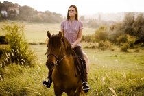 Femme équitation cheval dans le domaine — Photo de stock