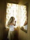 Menina penteando longo cabelo loiro no espelho do quarto — Fotografia de Stock