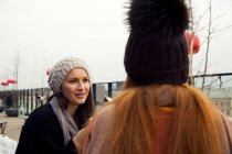 Due giovani donne adulte che chiacchierano sulla terrazza panoramica — Foto stock