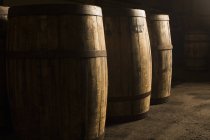 Fûts de whisky en bois dans l'entrepôt — Photo de stock