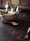 Инструменты для выпечки на кухонном столе — стоковое фото