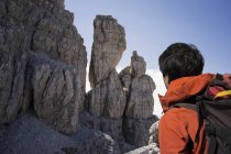 Escalador mirando paredes rocosas, Brenta Dolomites, Italia - foto de stock