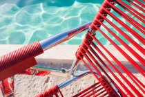 Cadeira de praia ao lado da piscina, close-up tiro — Fotografia de Stock