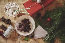 Верхний вид рождественских украшений, горячий шоколад и печенье на столе — стоковое фото
