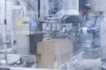 Gros plan de machines de fabrication médicale en argent, concept pharmaceutique — Photo de stock