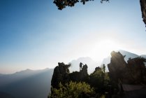 Silhuetas de casal distante no pico da montanha, Passo Maniva, Itália — Fotografia de Stock