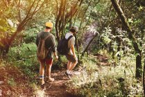 Deux jeunes amis hommes marchant dans la forêt tropicale au lac Atitlan, Guatemala — Photo de stock