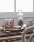 Terrina di maiale affettata con sottaceti sul piatto — Foto stock