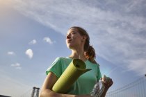 Frau trägt Yogamatte wegschauen, manhattan, new york, usa — Stockfoto