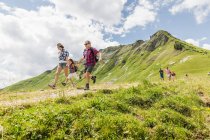 Groupe d'amis randonnée, Tyrol, Autriche — Photo de stock
