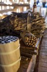 Paquets de cigares cubains emballés sur la surface en bois — Photo de stock