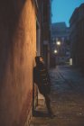 Porträt eines Mannes, der sich in der Abenddämmerung an eine Straßenmauer lehnt, Venedig, Italien — Stockfoto