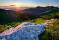 Vue panoramique sur les collines verdoyantes au coucher du soleil — Photo de stock