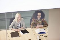 Vista panorámica de las mujeres de negocios que se reúnen en la mesa de conferencias - foto de stock
