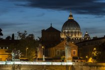 Ponte Vittorio Emanuele II y cúpula de la Basílica de San Pedro, Roma, Italia - foto de stock