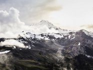 Picos de montaña cubiertos de nieve, Mount Baker, Washington, EE.UU. - foto de stock