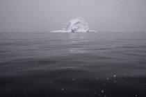 Icebergs bajo un cielo tormentoso, canal de Lemaire, Antártida - foto de stock