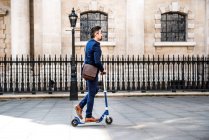 Бизнесмен на скутере, Лондон, Великобритания — стоковое фото