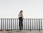 Mitte erwachsene Frau auf Balkon stehend, Blick auf Aussicht, mijas, andalucia, spanien — Stockfoto
