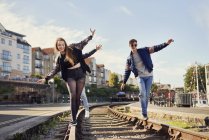 Drei Freunde balancieren auf Bahngleisen, bristol, uk — Stockfoto