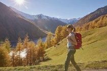 Femme randonnée, vue, Schnalstal, Tyrol du Sud, Italie — Photo de stock