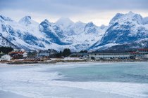 Reine vila piscatória coberta de neve, Noruega — Fotografia de Stock