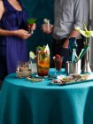 Table avec huîtres, cocktails et desserts à la fête — Photo de stock