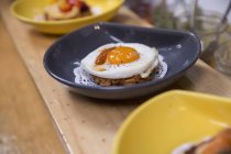 Row of fried egg meals on cooperative food market stall — Stock Photo