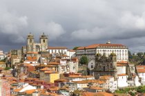 Paysage urbain, y compris la cathédrale de Porto et Igreja dos Grilos, Porto, Portugal — Photo de stock