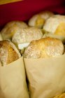 Panes de pan en paquetes - foto de stock