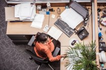 Visão geral de empresária ocupada na mesa de escritório — Fotografia de Stock