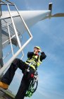 Работник технического обслуживания, готовящийся к работе на современной ветряной турбине, Биддингхёйзен, Флеволанд, Нидерланды — стоковое фото