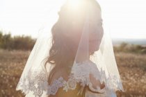 Mariée jeune mariée debout à l'extérieur — Photo de stock