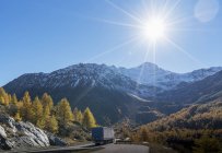 LKW auf Bergstrasse in den Schweizer Alpen, einfach vorbei, Wallis, Schweiz — Stockfoto