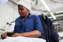 Рабочий гладильная рубашка на швейной фабрике — стоковое фото