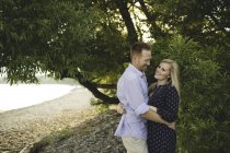 Mittleres erwachsenes paar, das sich am ontariosee, oshawa, kanada umarmt — Stockfoto
