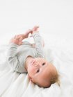 Retrato de pequeno bebê deitado nas costas — Fotografia de Stock