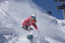 Jovem mulher snowboard na montanha íngreme, Hintertux, Tirol, Áustria — Fotografia de Stock