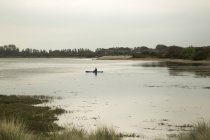 Силуетний чоловічий каноест на сільському озері — стокове фото